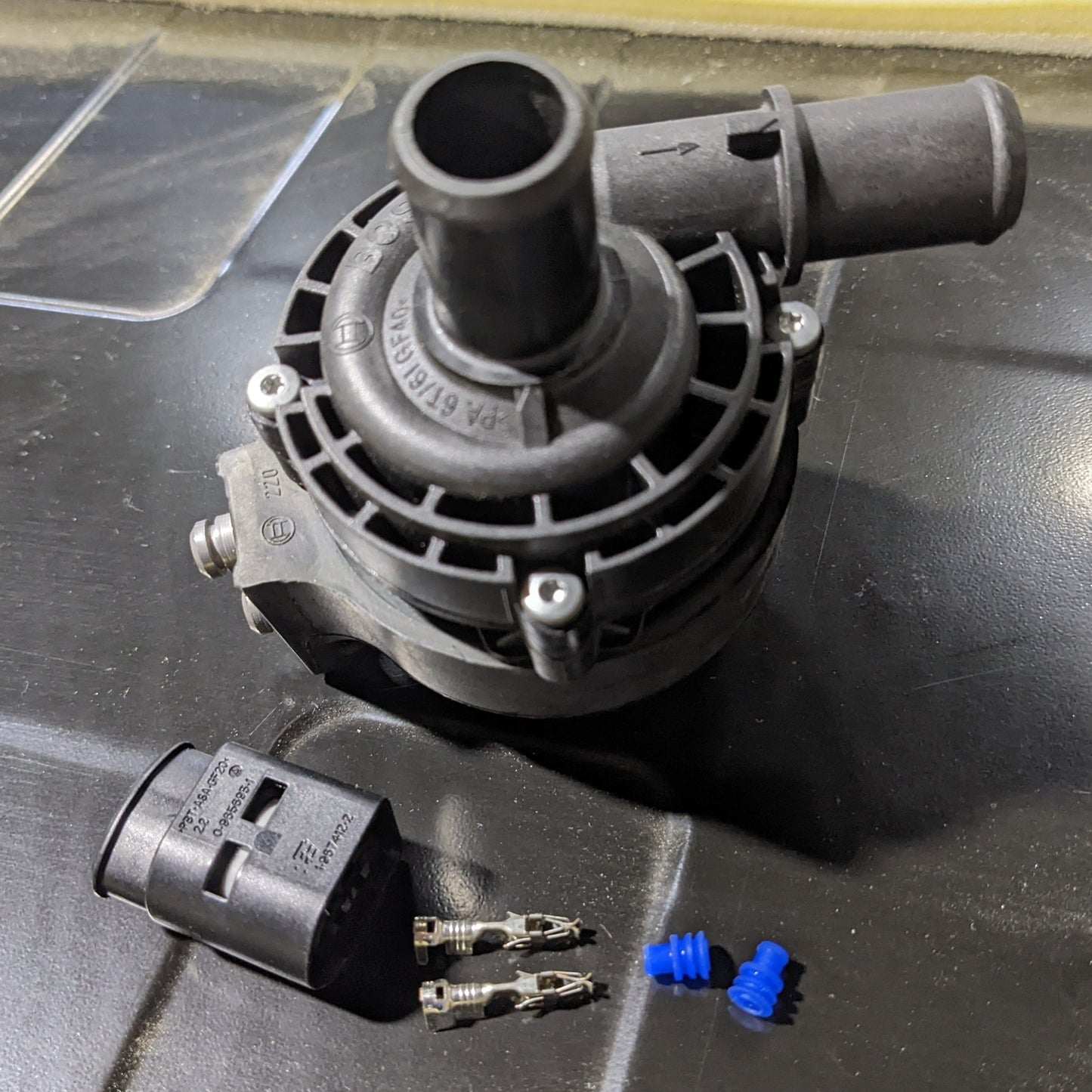 Bosch 12v Water Pump with Connectors